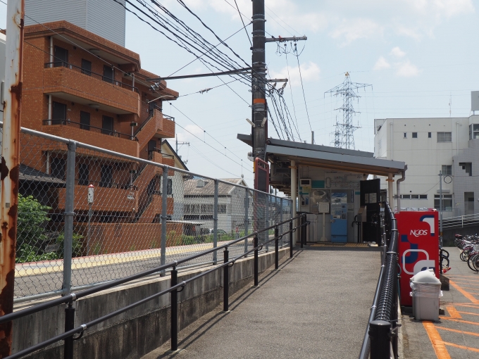 鉄道乗車記録の写真:駅舎・駅施設、様子(1)        「中島駅は片面ホームと小さな駅舎の駅」