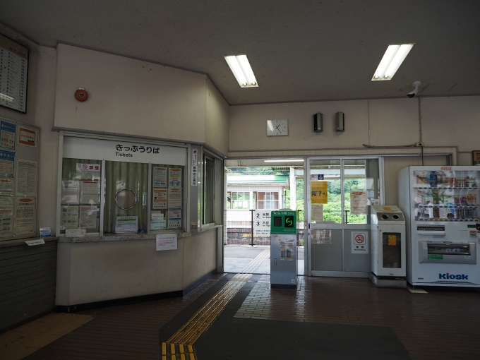 鉄道乗車記録の写真:駅舎・駅施設、様子(2)        「改札口付近の様子」