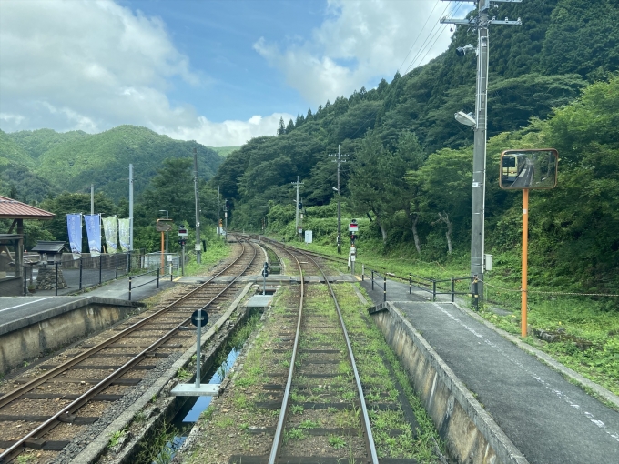 鉄道乗車記録の写真:駅舎・駅施設、様子(7)        「左側の線は八川へ、右側の線は三井野原へ続く。」