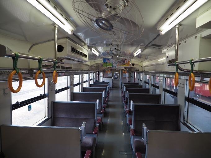 鉄道乗車記録の写真:車内設備、様子(1)        「キハ47 21の車内。オリジナルに近くクロスシートがほとんど。」