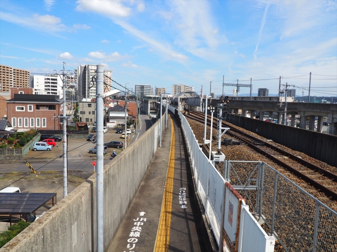 鉄道乗車記録の写真:駅舎・駅施設、様子(7)        「JR勝川駅とを結ぶ通路。JRの駅は見通せないほどで意外に遠い。」