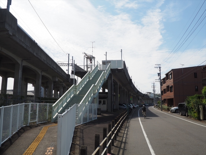 鉄道乗車記録の写真:駅舎・駅施設、様子(9)        「駅入口から階段、通路を通ってホームに向かう」