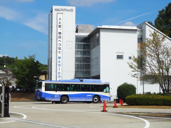鉄道乗車記録の写真:駅舎・駅施設、様子(3)        「一般道との接続地点から高架線へと入っていく車両。
奥の建物は名古屋ガイドウェイバスの建物。」