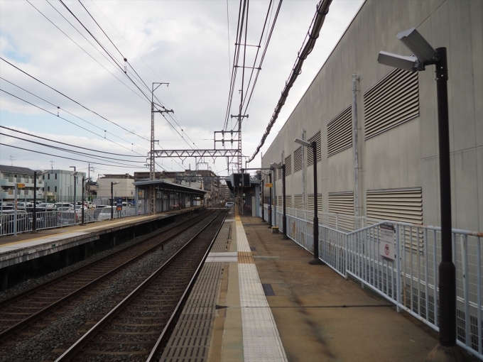 鉄道乗車記録の写真:駅舎・駅施設、様子(2)        「2面2線の対向式ホーム」