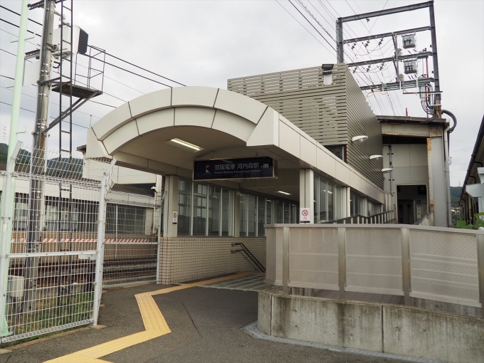 鉄道乗車記録の写真:駅舎・駅施設、様子(1)          「駅入口から階段を降りたところに改札がある」