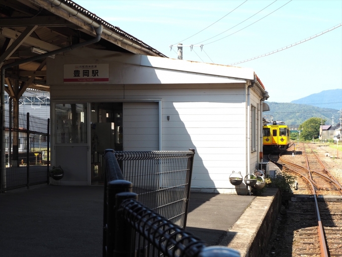 鉄道乗車記録の写真:駅舎・駅施設、様子(1)          「ホーム上にある駅舎」
