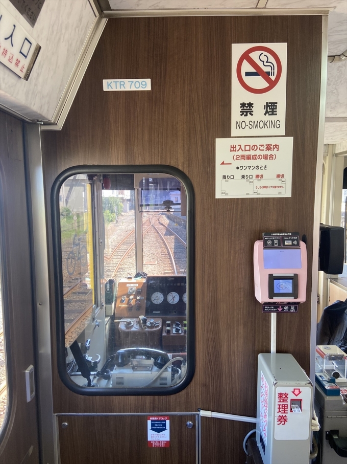 鉄道乗車記録の写真:車内設備、様子(2)        「KTR709の運転席付近のようす。
VISAタッチでの支払いに対応。」
