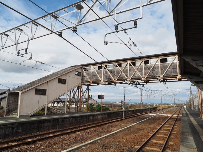 鉄道乗車記録の写真:駅舎・駅施設、様子(2)        「板張りの古そうな跨線橋」