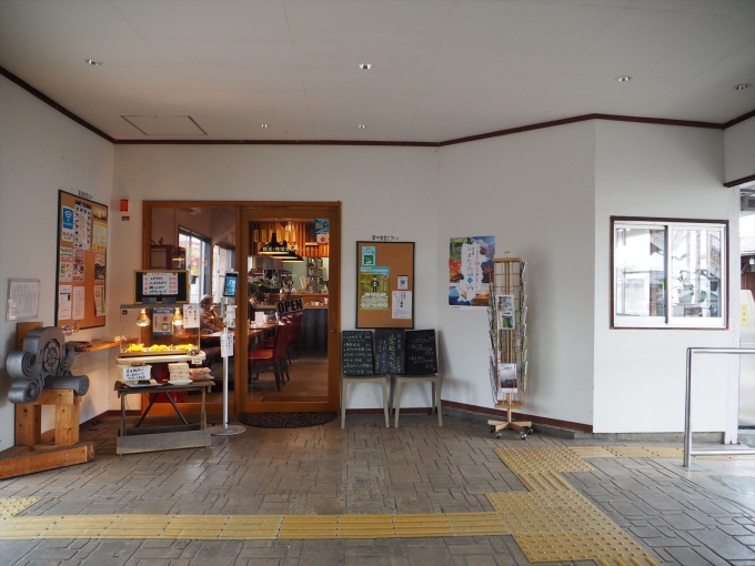 鉄道乗車記録の写真:駅舎・駅施設、様子(6)        「駅舎内にはカフェがある」