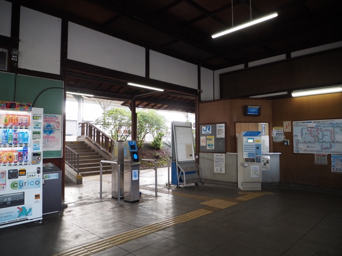 鉄道乗車記録の写真:駅舎・駅施設、様子(4)        「多くの乗客を受け入れるため駅舎の天井は高く、改札口も広くなっている。」