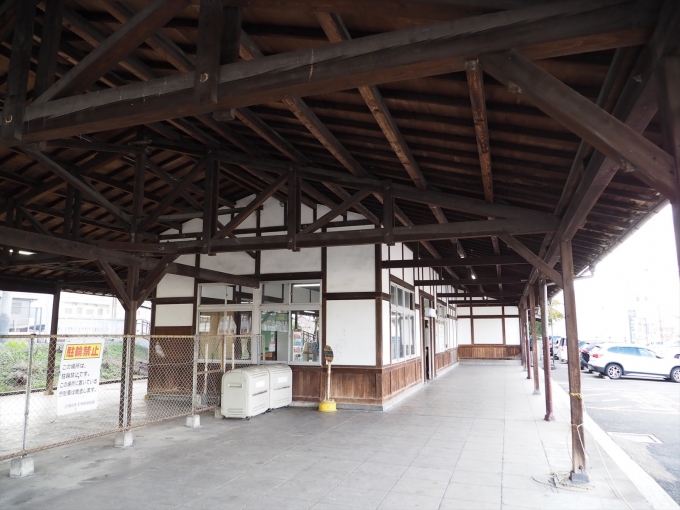 鉄道乗車記録の写真:駅舎・駅施設、様子(6)        「駅舎の左手(写真手前のフェンスのあるあたり)は昔は団体改札口があったそうだ。」