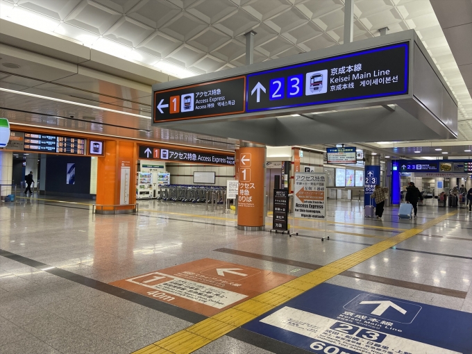 鉄道乗車記録の写真:駅舎・駅施設、様子(2)        「アクセス特急と京成本線はホームが異なっており、京成本線側には中間改札がある。」