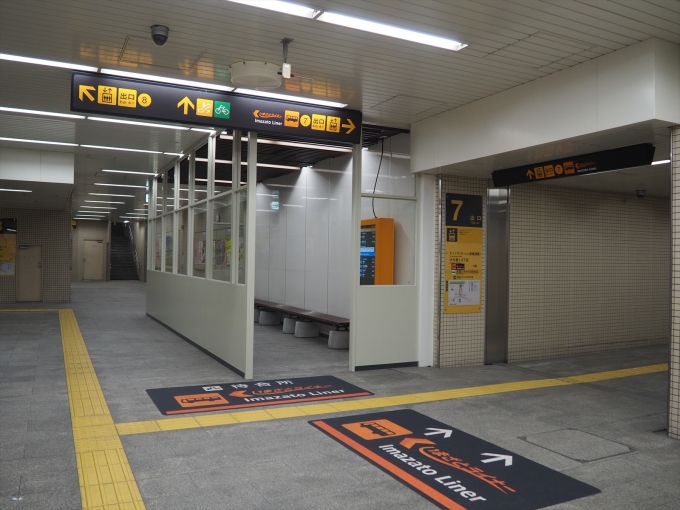 鉄道乗車記録の写真:駅舎・駅施設、様子(6)        「改札の外には今里ライナーの待合室もある。BRTの乗り場はエレベーターで上がってすぐのところにある。」