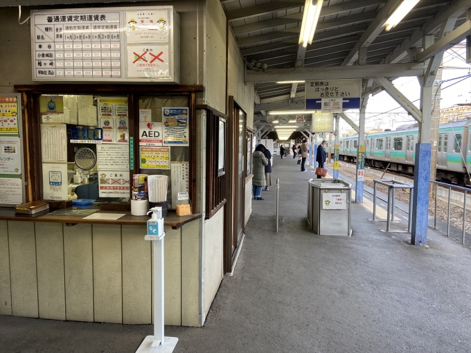 鉄道乗車記録の写真:駅舎・駅施設、様子(3)        「切符売り場と改札口」