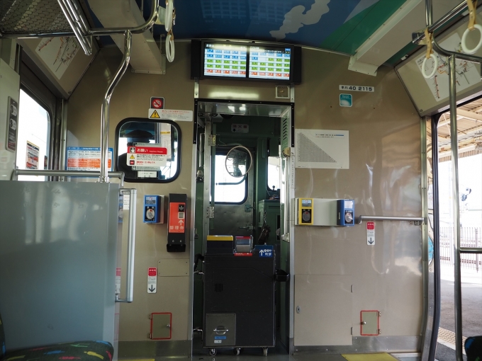鉄道乗車記録の写真:車内設備、様子(2)        「運転席付近の様子」