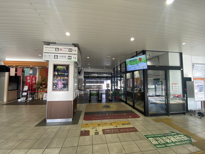 鉄道乗車記録の写真:駅舎・駅施設、様子(2)        「改札口付近」