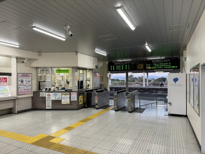 鉄道乗車記録の写真:駅舎・駅施設、様子(2)     「切符売り場と改札口」