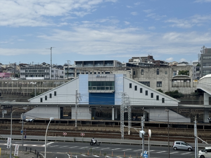 鉄道乗車記録の写真:駅舎・駅施設、様子(2)        「線路のすぐ北側が断崖になっているので、南側から見ると橋上駅舎のように見える。」