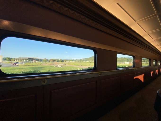 鉄道乗車記録の写真:車内設備、様子(3)        「ラウンジカーの横長の窓から景色を眺める。」