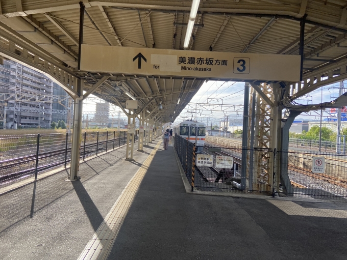 鉄道乗車記録の写真:駅舎・駅施設、様子(1)        「ホームの先端にある美濃赤坂行きホーム」