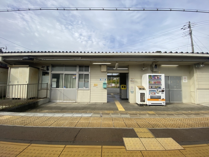 鉄道乗車記録の写真:駅舎・駅施設、様子(2)        「ホームから見た駅舎」