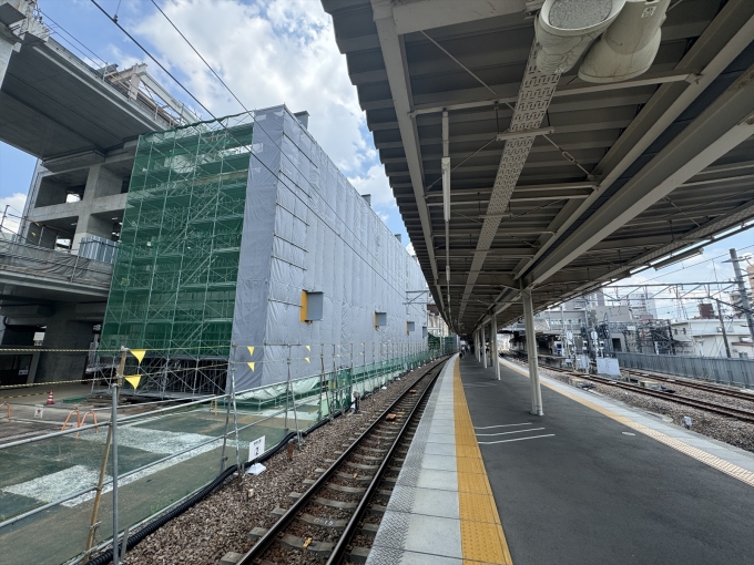 鉄道乗車記録の写真:駅舎・駅施設、様子(3)        「工事まっただ中の高架線と現在の地上線」