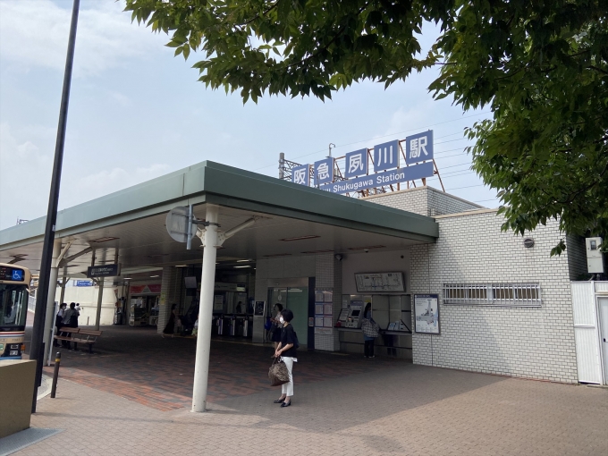 鉄道乗車記録の写真:駅舎・駅施設、様子(1)          「南側がメインの出入口。バス乗り場もあり。」