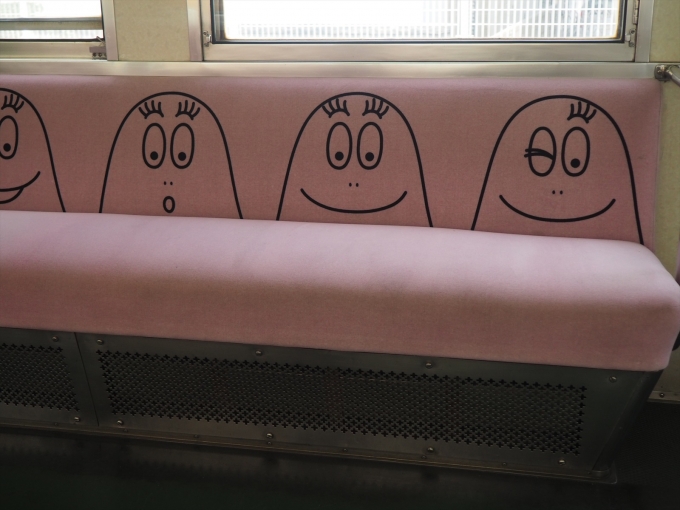 鉄道乗車記録の写真:車内設備、様子(4)        「1102号のシートはバーバパパのデザイン。」
