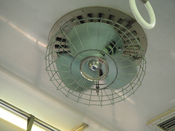 鉄道乗車記録の写真:車内設備、様子(4)        「冷房は付いているが、扇風機も回る。」