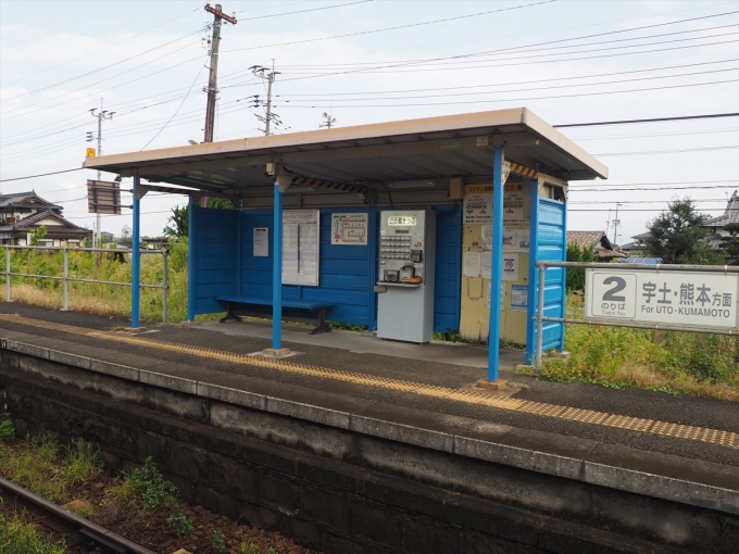 鉄道乗車記録の写真:駅舎・駅施設、様子(1)        「待合室に券売機が置いてある」