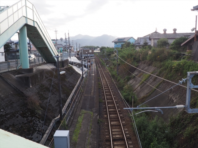 鉄道乗車記録の写真:駅舎・駅施設、様子(1)        「紀伊山田駅は切り通し部分に駅がある。周りの道路からは見下ろす感じ」