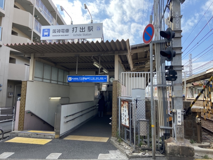 鉄道乗車記録の写真:駅舎・駅施設、様子(2)        「阪神本線では貴重な地上改札からの地上ホーム」