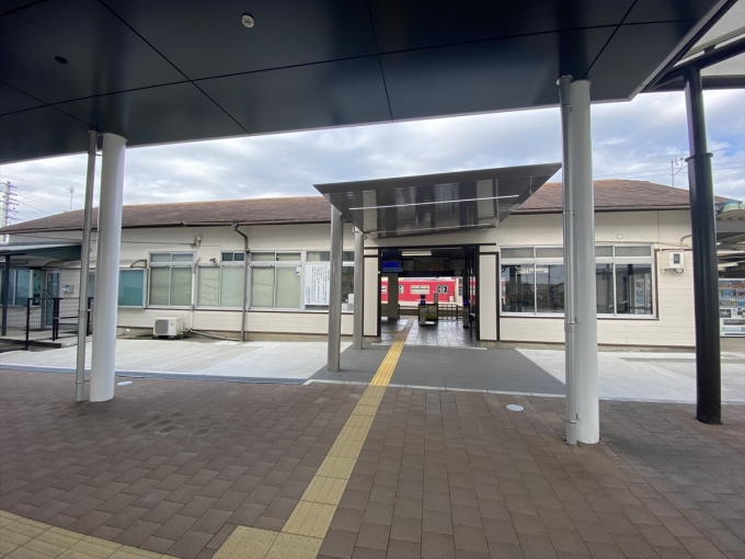 鉄道乗車記録の写真:駅舎・駅施設、様子(5)        「駅舎の前に新しい建物も建てられたが、古い駅舎もそのまま」