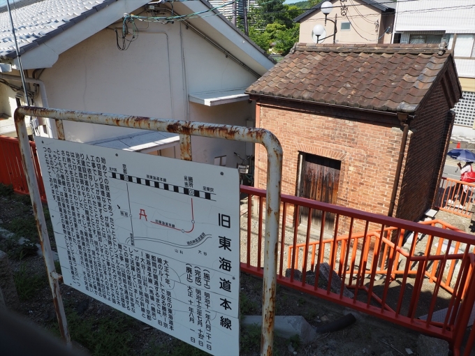 鉄道乗車記録の写真:駅舎・駅施設、様子(3)        「稲荷～京都間は明治時代に開通した東海道線の一部であり、レンガ造りの当時のランプ小屋も残る。
説明看板によれば、このランプ小屋は国鉄最古の建物らしい。」