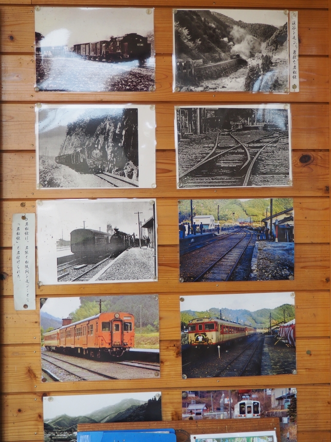 鉄道乗車記録の写真:駅舎・駅施設、様子(4)        「駅舎内に飾られていた、名松線の昔の写真」