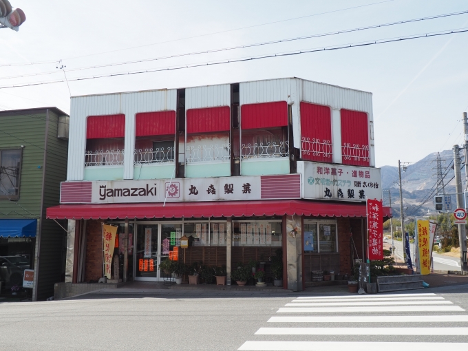 鉄道乗車記録の写真:旅の思い出(6)        「阿下喜駅近くのお菓子屋さんでは「軽便煎餅」と名付けられた煎餅を売っています。
」