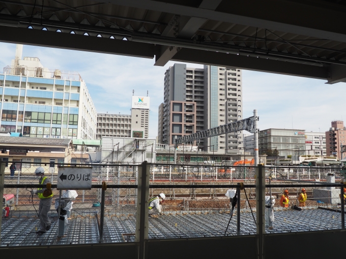 鉄道乗車記録の写真:駅舎・駅施設、様子(1)        「JR桑名駅を新たに新築工事中」