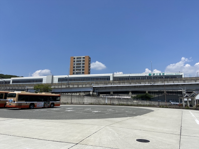 鉄道乗車記録の写真:駅舎・駅施設、様子(3)        「伊川谷駅周辺はニュータウンの家々がないので、広いバス乗り場があるくらいで静か。」