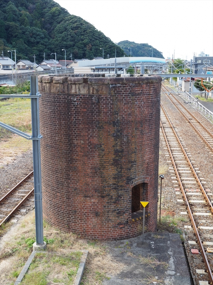 鉄道乗車記録の写真:駅舎・駅施設、様子(3)        「給水塔のレンガ構造物が残る」