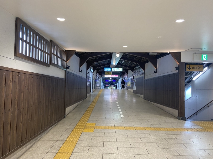 鉄道乗車記録の写真:駅舎・駅施設、様子(3)        「京阪との連絡橋。向こう側が京阪の駅」