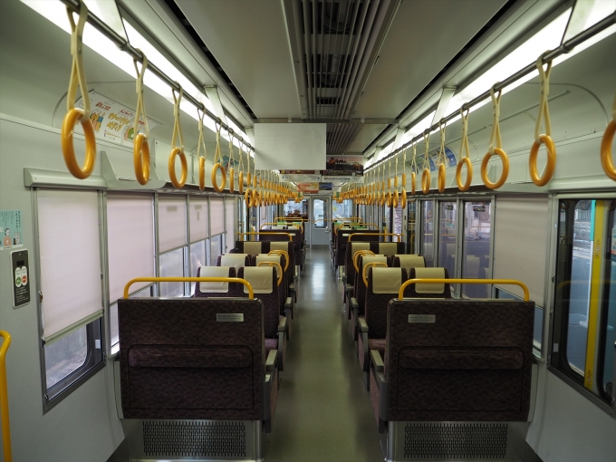 鉄道乗車記録の写真:車内設備、様子(1)        「クモハ221の車内」