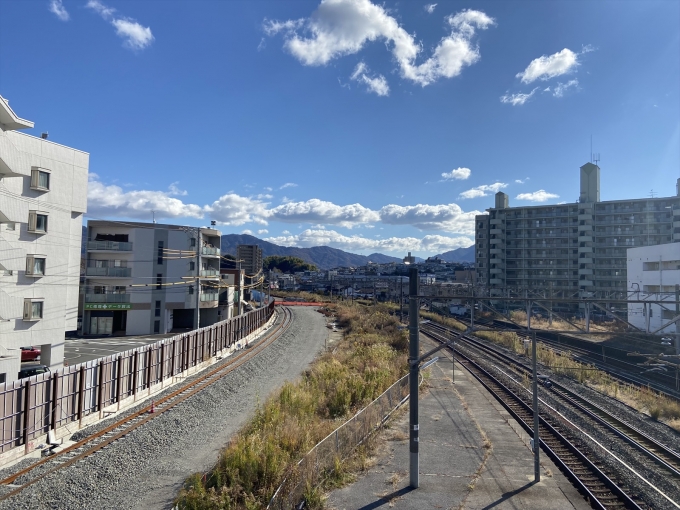 鉄道乗車記録の写真:駅舎・駅施設、様子(2)        「跨線橋から海田市方面を見る。左側の新しい線路が高架化工事のための仮線を敷き始めたところ。」
