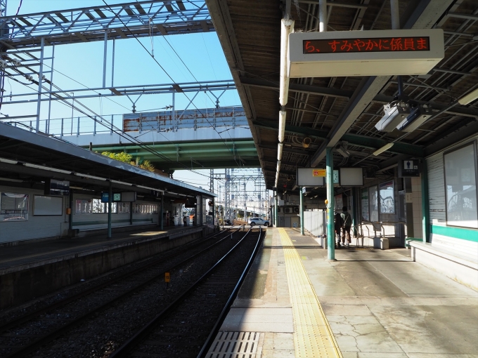 鉄道乗車記録の写真:駅舎・駅施設、様子(3)        「駅の出入口はホームの西側に上下線別々にある。」