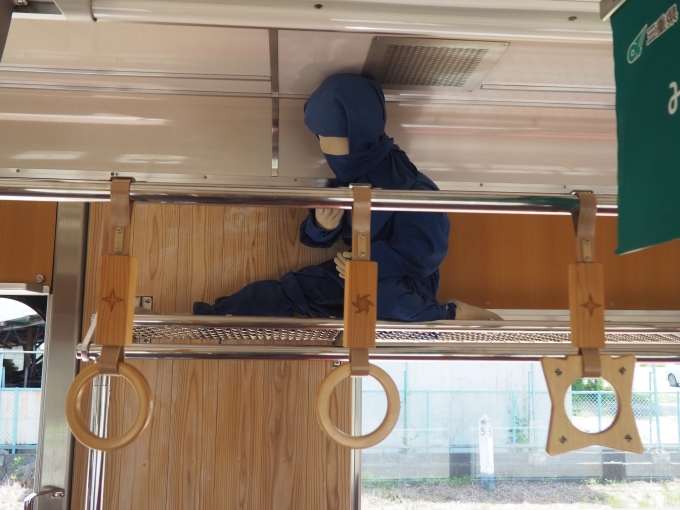 鉄道乗車記録の写真:車内設備、様子(2)        「つり革も木材を使用」