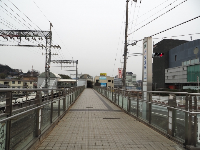 鉄道乗車記録の写真:駅舎・駅施設、様子(1)        「安堂北交差点から駅に入る歩道」