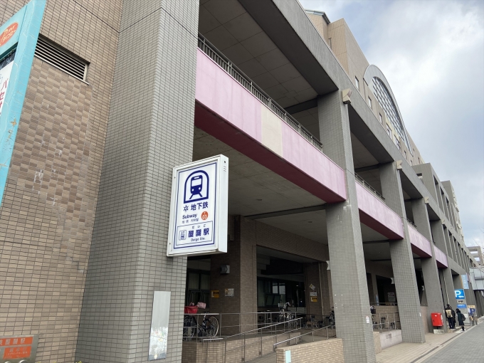 鉄道乗車記録の写真:駅舎・駅施設、様子(5)        「醍醐駅の地上部にはパセオ・ダイゴローという複合ビルがあり、スーパーなどの店舗や市の施設などが入る。」