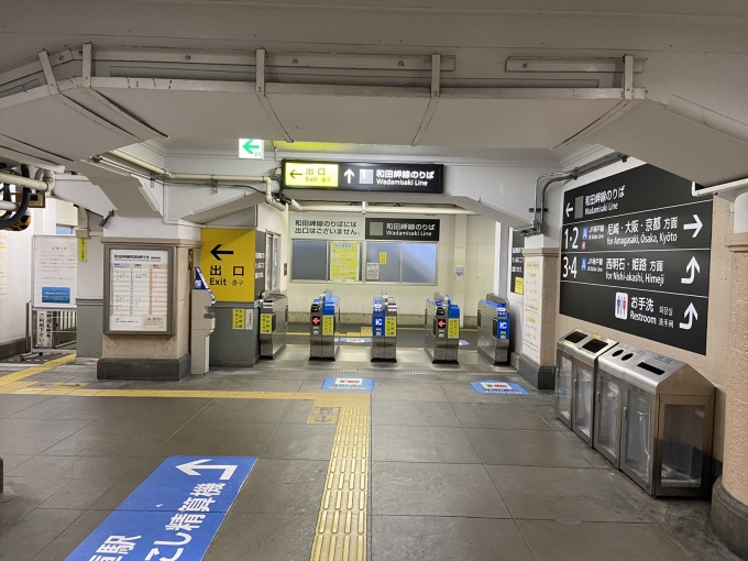 鉄道乗車記録の写真:駅舎・駅施設、様子(1)          「和田岬駅には改札がないので、兵庫駅の和田岬線ホームに中間改札があります。」