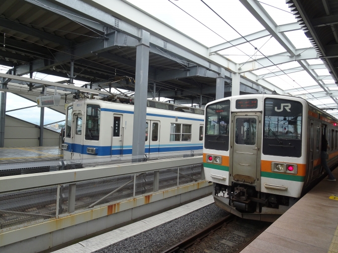 鉄道乗車記録の写真:乗車した列車(外観)(2)     「一世代前の車両たち、東武8000系と211系の並びです。」