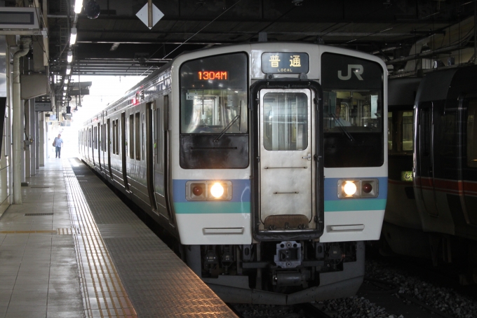 鉄道乗車記録の写真:列車・車両の様子(未乗車)(2)        「隣の5番線に入線した211系1304M普通篠ノ井行き。」