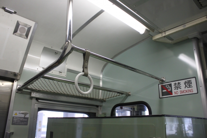鉄道乗車記録の写真:車内設備、様子(6)        「丸型吊り革と保安関係設備。」